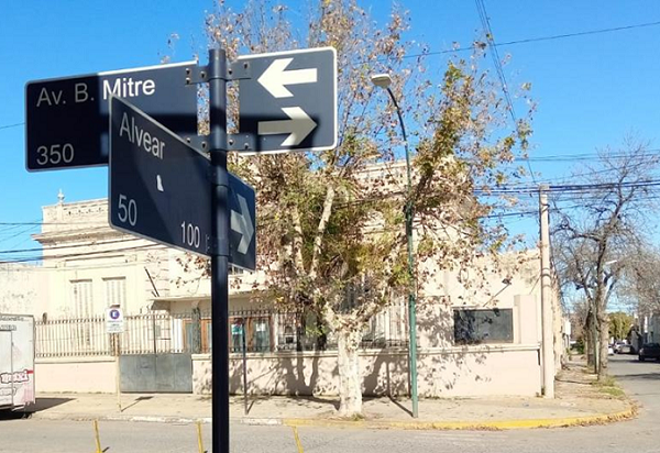 Salto. Una chapa señalizadora de la avenida Mitre. Al fondo, edificio de la sociedad francesa.